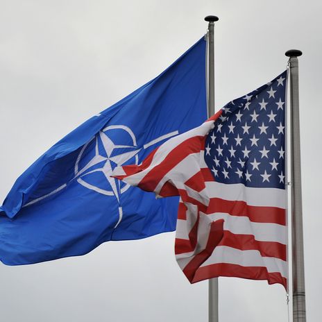 Flaggen der Vereinigten Staaten (R) und der NATO sind im NATO-Hauptquartier in Brüssel zu sehen. 